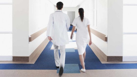 Dans un hôpital public : une doctoresse, une infirmière et deux infirmiers surpris dans une situation compromettante