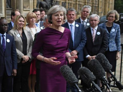 Royaume-Uni: Theresa May Premier ministre dès mercredi, annonce David Cameron