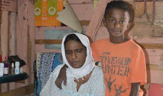 Malade, Beegum dépend de son fils de 12 ans pour survivre