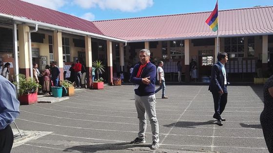 Quatre-Bornes : Xavier-Luc Duval présent dans l’enceinte de l’école Nellan depuis l’ouverture du centre de vote