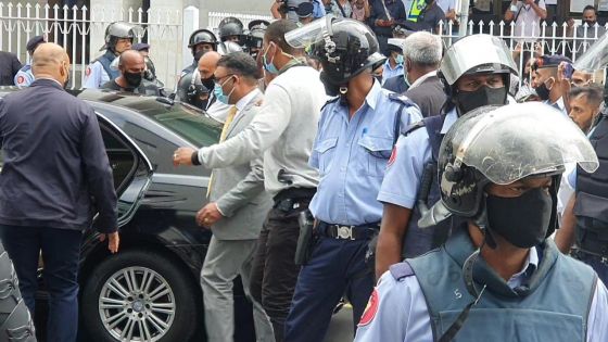 Private Prosecution : Yogida Sawmynaden encore une fois hué par la foule à sa sortie du tribunal