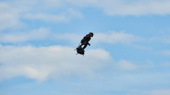 [En images] Pari réussi pour le Français Franky Zapata qui atterrit en Angleterre sur son flyboard