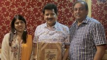 Na Tere Bin Aaye : Udit Narayan et Alka Yagnik chantent pour un Mauricien