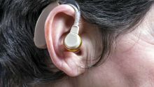 Pas d’appareils auditifs depuis plus d’un an : quand les autorités font la sourde d’oreille !