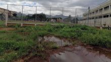 Un terrain de foot à l’abandon à Baie-du-Tombeau