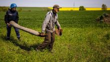 Dans les champs ukrainiens, les agriculteurs trompent la mort