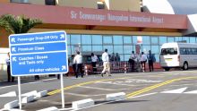 À l'aéroport SSR : un agent de l'immigration escroque un touriste de Rs 10.000