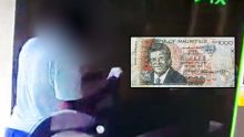 Sous l'œil des caméras de surveillance : un homme arnaque une vendeuse de pâtisseries avec un faux billet de Rs 1 000