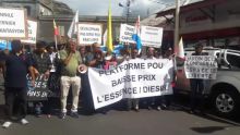 La Plateforme pou baiss prix l’essens ek diesel manifeste dans les rues de Port-Louis