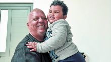 PAPA D’UN PETIT RAFAËL, 2 ANS - Jean Bernard, 62 ans : «On pense que je suis son grand-père»