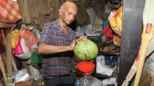 Le marchand de coco au Marché central de Port-Louis : boire zot dilo coco