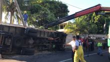 Accident spectaculaire à Roche-Bois - Un camion frigorifique percute un mur : deux blessés