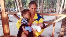 À Albion: un couple et trois enfants passent leurs nuits sur la plage