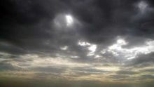 Point météo à 15 heures ce dimanche : de gros nuages actifs en mer dans la région de Tamarin
