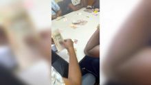 Vidéo montrant un jeu d’argent dans un poste de police