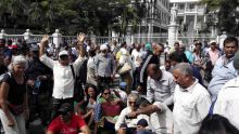 [LIVE] Port-Louis : rassemblement des grévistes et des ex-clients de SCBG devant le PMO et le Parlement