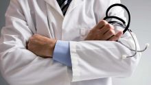 Santé : faut-il autoriser les médecins spécialistes du public à exercer dans le privé ?