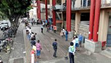 Images drone : vue aérienne de la file d'attente devant un supermarché à Port-Louis