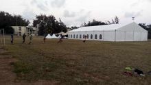 À Belle-Mare : un terrain de foot transformé en salle de réception pour un mariage