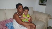 Le geste d’amour d’une maman courage : face au cancer, elle soutient Roan, 4 ans, en se rasant la tête