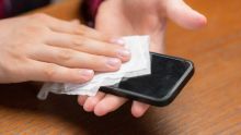 Comment désinfecter votre smartphone : les téléphones contiennent dix fois plus de bactéries que la lunette des toilettes