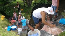 Face aux coupures d'eau à Résidence Atlee, des habitants font leur lessive à la rivière