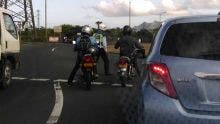 Ces motocyclistes qui ne respectent pas le code de la route