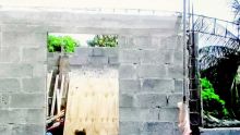 Une dame âgée se plaint d’une construction illégale à Lallmatie