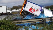 Bagatelle : un camion transportant des bouteilles d'eau se renverse et cause un embouteillage monstre