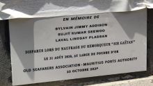 Naufrage du remorqueur Sir Gaëtan : une plaque en mémoire des marins disparus dévoilée à Port-Louis 