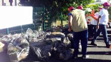À résidences Kennedy : la NEF et Volunteer Mauritius nettoient les rues
