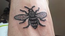 Se tatouer une petite abeille en pensant aux victimes de Manchester