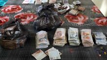 Le suspect arrêté pour blanchiment d’argent: Rs 900000 en petites coupures dissimulées dans une table