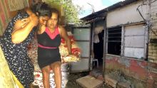 Le quotidien difficile de la famille Gogah: à 16 ans, elle abandonne l’école pour s’occuper de sa mère