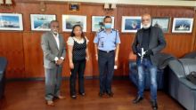 Le Commissaire de police rencontre Dis-Moi