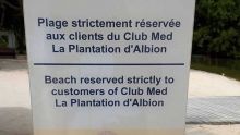 Après les réactions du public : le panneau d’interdiction à la plage enlevé par le Club Med d’Albion