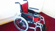 Appel à la générosité : elle cherche un fauteuil roulant électrique pour sa fille paraplégique