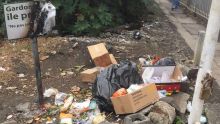 Des ordures sur la route Rivière-Sèche à Floréal