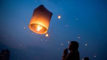 En hommage aux victimes de la Covid-19 : les lanternes volantes remplaceront les pétarades cette année 