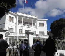 Coups de feu contre l’ambassade de France : la mauvaise qualité des images des caméras ne permet pas d’identifier les suspects
