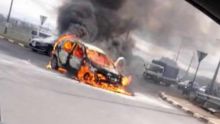 Non loin du rond-point de Jin Fei : une voiture complètement ravagée par le feu