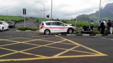 En évitant une voiture à Cascavelle : un véhicule de police percute des feux de signalisation