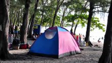 Camping sur la plage publique : le dépôt de Rs 3 000 fait tiquer