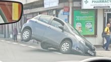 Bell Village : une voiture fait une sortie de route