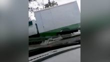 Accident à Pailles : un camion se renverse 