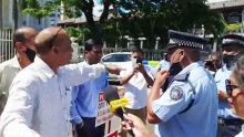 Des pensionnés manifestent le Parlement : accrochage entre Vivek Pursun et un policier