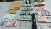 Soupçons de blanchiment d’argent : Rs 1,5 M en devises étrangères saisies à Montagne-Ory