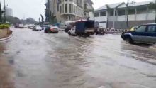 Accumulation d'eau à Port-Louis - une partie de l'autoroute fermée