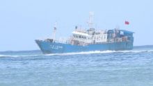 Bateau coincé au large de Pointe-aux-Sables : «Il y a une présence d’huile dans la mer», affirme le ministre Maudhoo