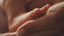 Une fille de 12 ans accouche d’un petit garçon : le débat sur la grossesse précoce relancé 